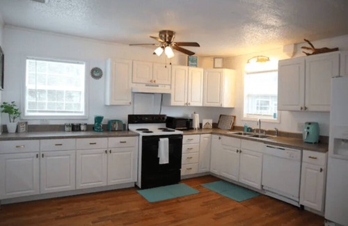 Rockport House | Aqua Bungalow - One mile away from Cove Harbor