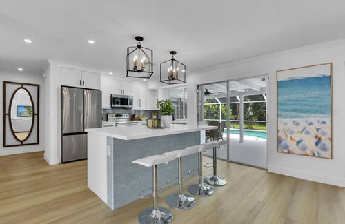 Park Shore House | Aqua Cottage- Newly renovated Park Shore home!