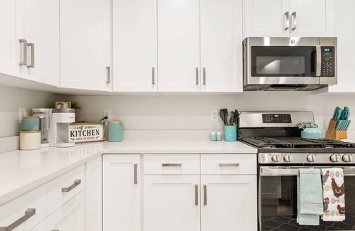 Washington House | Aqua Farmhouse - Pool Table, Pickle Ball, Scooters, Family Fun! Dog Friendly.