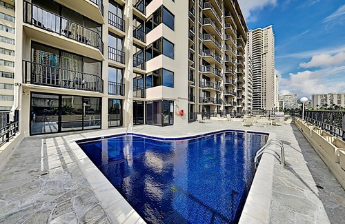 Waikiki Condo | Aqua Palms 306 Condo by RedAwning
