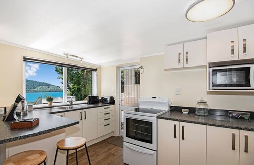 Moetapu Bay Cottage | Aquamarine Dreams - Marlborough Holiday Home