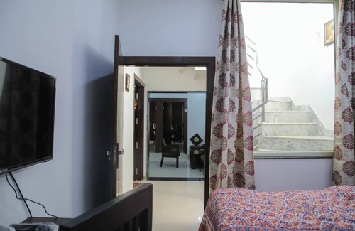 Taj Ganj Bed & Breakfast | Aradhana's Home Stay Deluxe Room