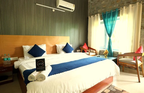 Bail Parao Hotel | Aranya Resort & Suites By Shivaneel