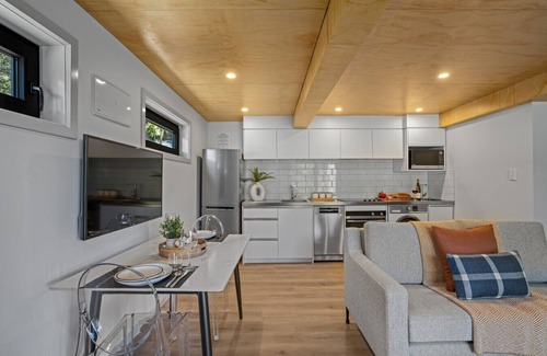 Sunshine Bay House | Arawata Luxury Chalet
