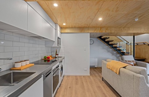 Sunshine Bay House | Arawata Luxury Chalet