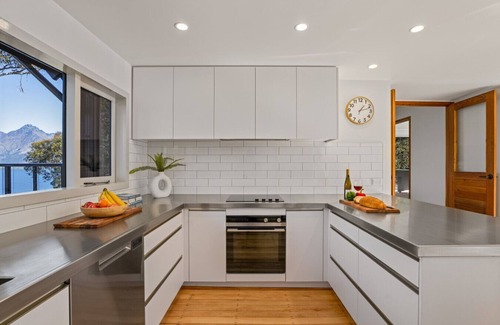 Sunshine Bay Apartment | Arawata Retreat 3BRM Luxury