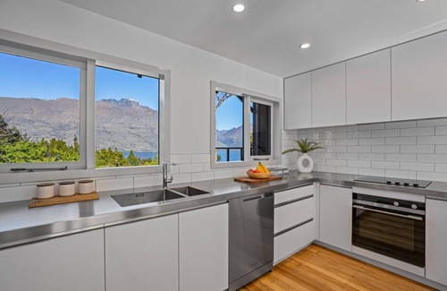 Sunshine Bay Apartment | Arawata Retreat 3BRM Luxury