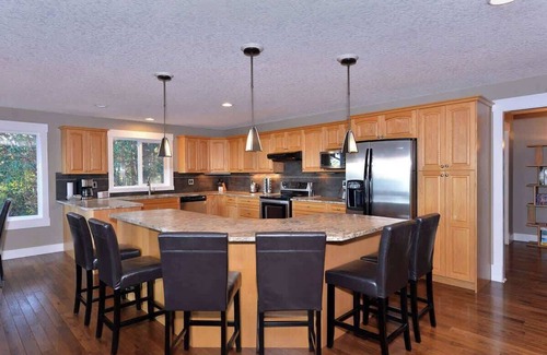 Metchosin House | Arbutus Hill Summary: