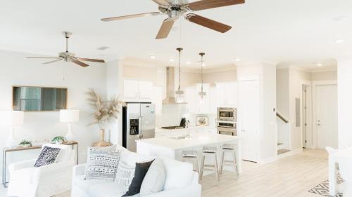 Panama City Beach House | Arcade Bar Prominence Resort Pool and Gym Access Close to Beach Sea Happy