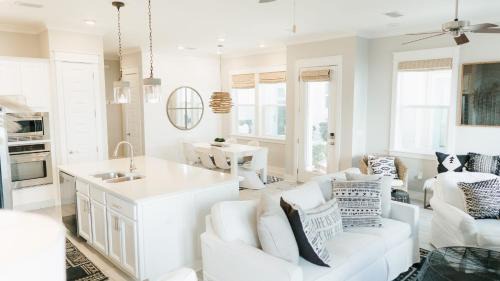 Panama City Beach House | Arcade Bar Prominence Resort Pool and Gym Access Close to Beach Sea Happy