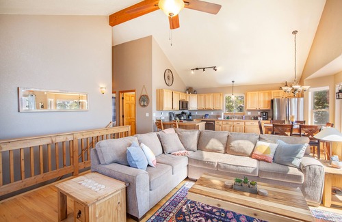 Valley of the Sun Ski Chalet | 🕹️Arcade🧌Gnomes♨️Hot Tub👑King Bed🏔️2 Decks🔭Base Camp Mountain Chalet