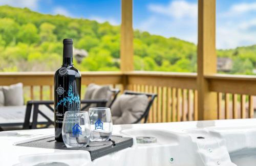 Branson West House | Arcade, Hot Tub, Deck Area, Free Tickets, Bright Upgraded Decor-Ledgestone Golf OnSite!
