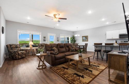 Branson West House | Arcade, Hot Tub, Deck Area, Free Tickets, Bright Upgraded Decor-Ledgestone Golf OnSite!