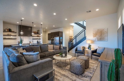 Santa Clara House | Arcadia 46 🌺 PRIVATE Fire Pit + Hot Tub! Arcade * Air Hockey * Sleeps 27