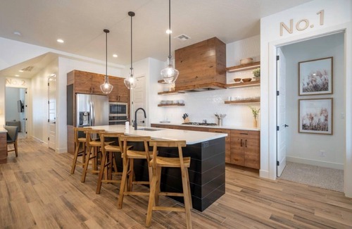 Santa Clara House | Arcadia 48 | Pinball * SLEEPS 25 * Ping Pong