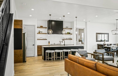 Santa Clara House | Arcadia 57 | Private Hot Tub * Resort Pool * Pinball * EV Charger