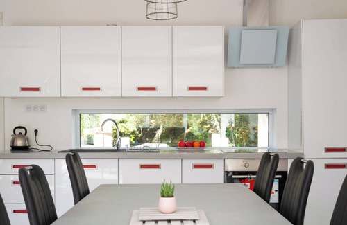 La Tranche-sur-Mer House | architect house with heated pool, 250m from the beach, facing the forest