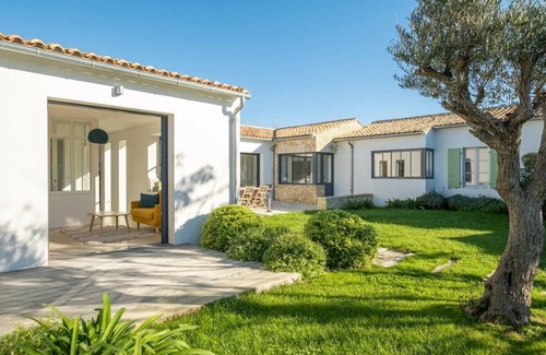 Loix House | Architect house mansion with heated pool in quiet Loix