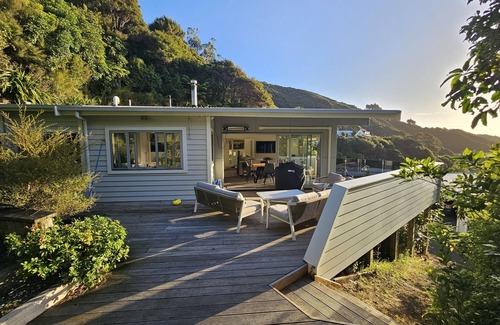 Lower Hutt House | Architectural seated in the bush, with a stream connects you to Papatuanku.