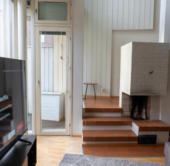 Keskinen District House | Architectural townhouse with sauna and patio