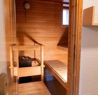 Keskinen District House | Architectural townhouse with sauna and patio