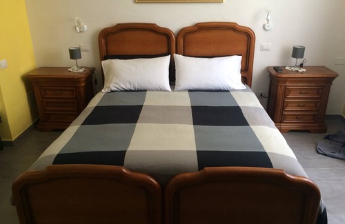 Passignano sul Trasimeno Bed & Breakfast | Arco Charming B & B - Yellow Room