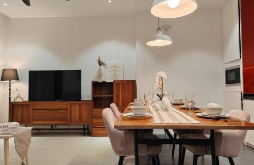 Mont Kiara Apartment | Arcoris Mont Kiara 18# Sunway 163 Mall# 1 Mont Kiara # 2 BR with Balcony 2-4 Pax