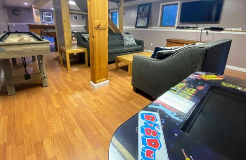 Wilmington House | Arctic Circle - Mount Snow ski house at Chimney Hill with Tesla/EV charger!