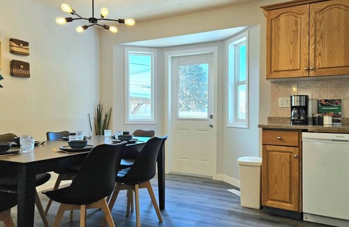 Northwest Edmonton House | Arctic Getaway-Family Friendly- 3 Bed Full home