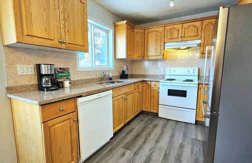 Northwest Edmonton House | Arctic Getaway-Family Friendly- 3 Bed Full home
