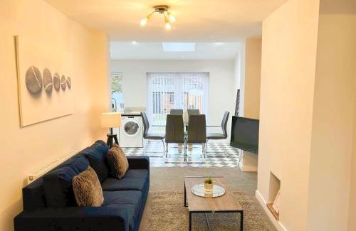 Bloxwich House | Arden House -Modern, Stylish 3-bed near Solihull, NEC, Resorts World, Airport,HS2