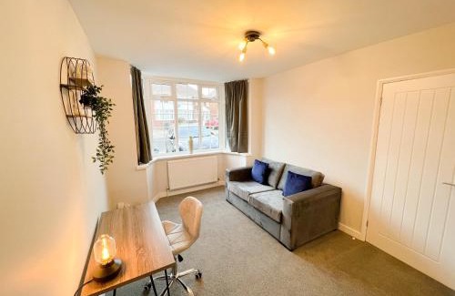 Bloxwich House | Arden House -Modern, Stylish 3-bed near Solihull, NEC, Resorts World, Airport,HS2