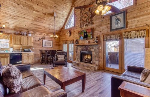 Gatlinburg - Pigeon Forge House | Are We Bear Yet- Hot Tub, Free Tickets, Pool Table, WIFI!