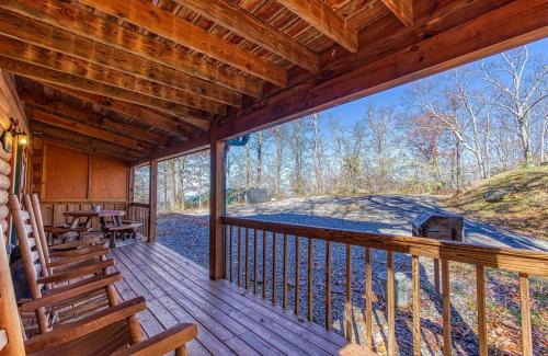 Gatlinburg - Pigeon Forge House | Are We Bear Yet- Hot Tub, Free Tickets, Pool Table, WIFI!