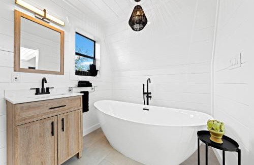 Fredericksburg Cabin | Ares Treehouse Romantic Hottub Fredericksburg EV