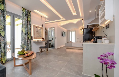 Naxos Town Apartment | Ariadne - Naxos Pantheon Luxury Apartments with outdoor jacuzzi