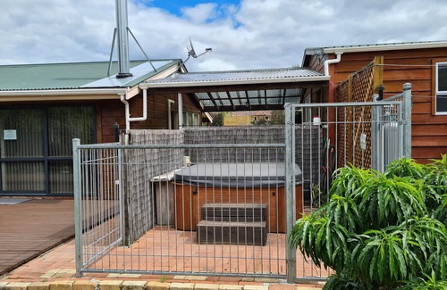 Pukehangi Cabin | Arias Farm CABIN Rotorua + Hot Spa - 2 Bedrm farm accom in suburbs