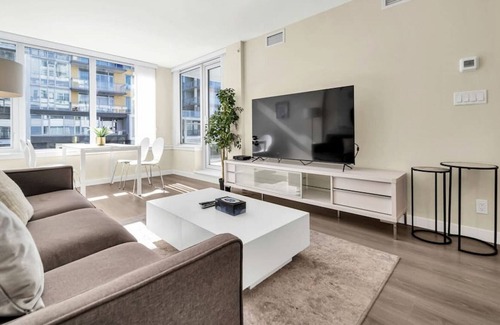 Golden Village Apartment | ARIES PALACE - LUXURY 2 BEDROOM SUITE w AC&Parking