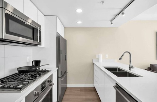 Golden Village Apartment | ARIES PALACE - LUXURY 2 BEDROOM SUITE w AC&Parking