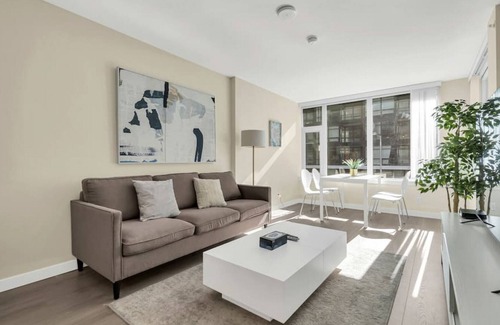 Golden Village Apartment | ARIES PALACE - LUXURY 2 BEDROOM SUITE w AC&Parking
