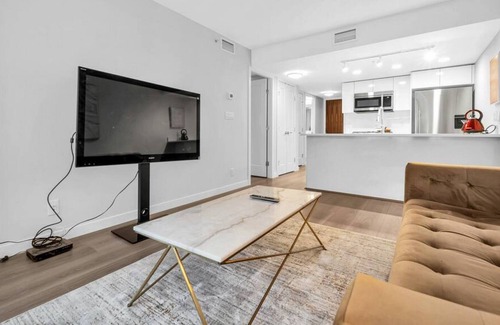Golden Village Apartment | ARIES PALACE - LUXURY 2 BEDROOM SUITE w AC&Parking