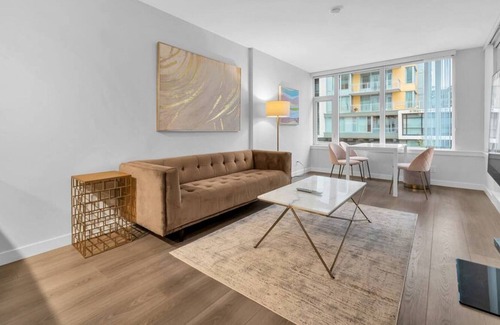 Golden Village Apartment | ARIES PALACE - LUXURY 2 BEDROOM SUITE w AC&Parking