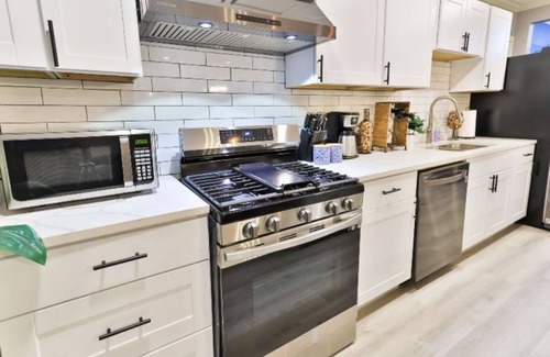 Central Arlington House | Arlington 3bd/1ba Hot Tub Hideaway, Huge Kitchen, Hot Tub, Deck, Firepit