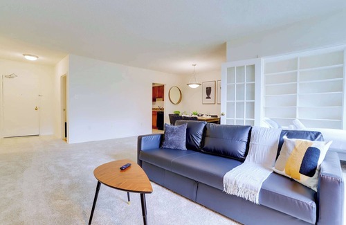 Aurora Highlands Apartment | Arlington Apt: Metro & Business Access
