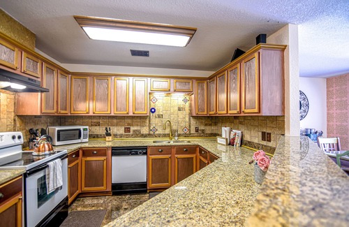 Central Arlington House | Arlington Home Near AT&T Stadium, Globe Life Field, Six Flags - FREE PARKING!