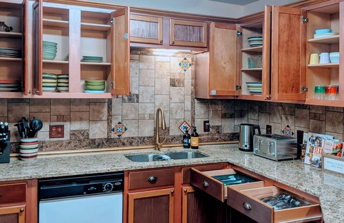 Central Arlington House | Arlington Home Near AT&T Stadium, Globe Life Field, Six Flags - FREE PARKING!