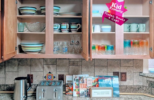 Central Arlington House | Arlington Home Near AT&T Stadium, Globe Life Field, Six Flags - FREE PARKING!