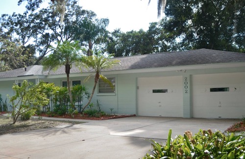 Arlington Park House | Arlington Park Area! Heated Pool 3Bedroom/2bath Home