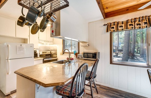 Dorrington Cabin | Arnold Cabin w/Deck: Near White Pines Lake
