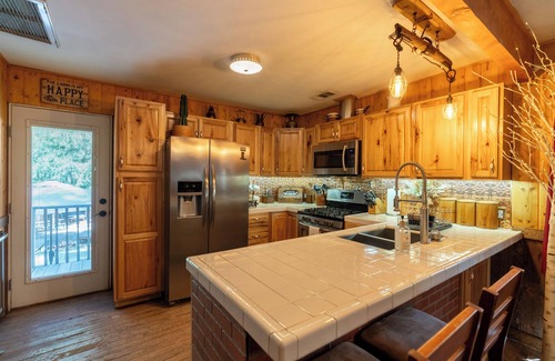 Twin Peaks Cabin | Arrowhead, A/C, Private Jacuzzi, Huge Backyard, 65" TV, Fully Stocked, Dogs OK.